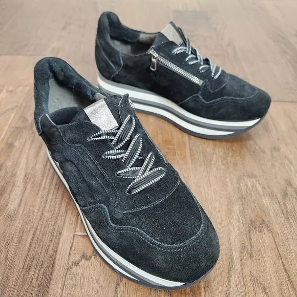 SOFTWAVES black suede platform sneaker