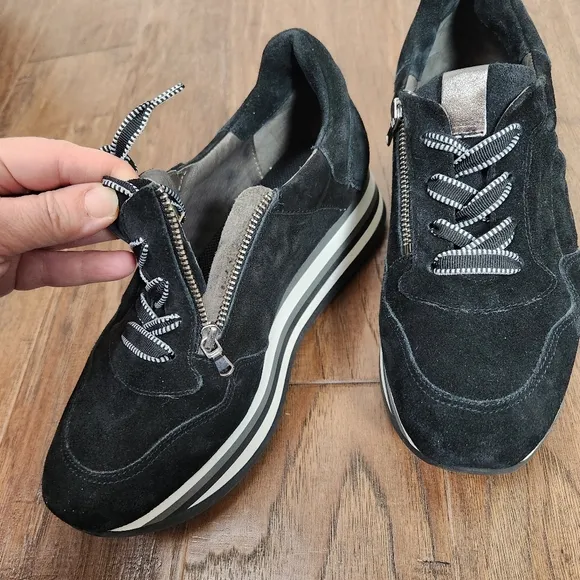 SOFTWAVES black suede platform sneaker