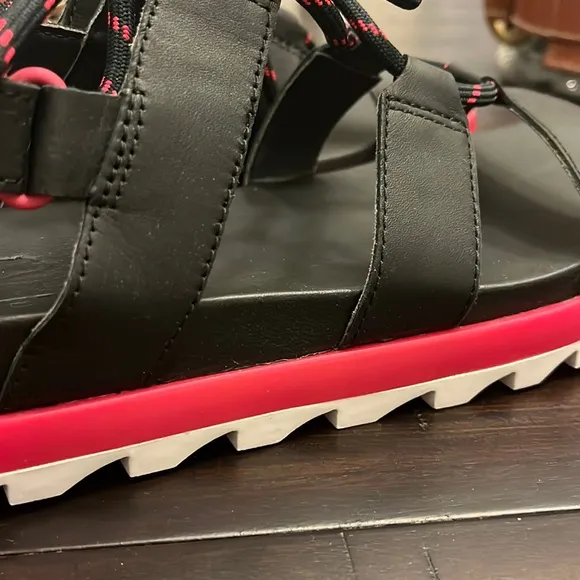 Sorel Roaming Lace Sandals Shoes New Punch Pink Black Women’s size 8.5