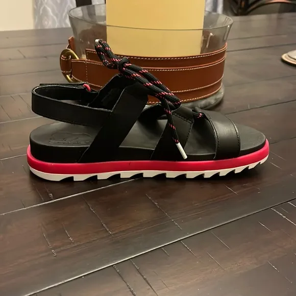 Sorel Roaming Lace Sandals Shoes New Punch Pink Black Women’s size 8.5