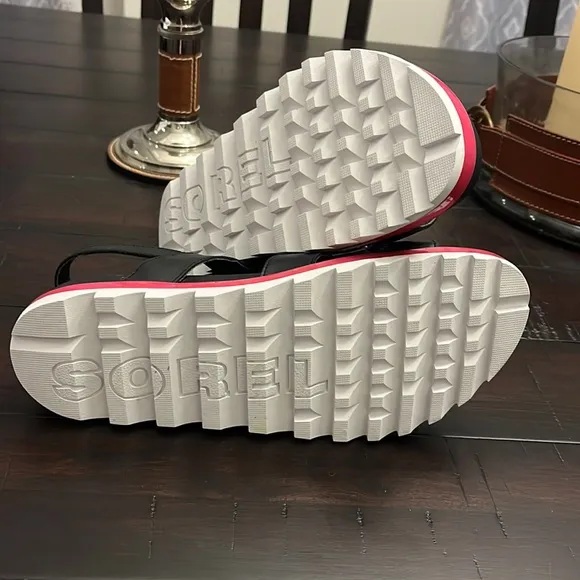 Sorel Roaming Lace Sandals Shoes New Punch Pink Black Women’s size 8.5