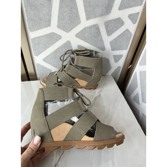 Sorel Women Joanie II Lace Sandals Stappy Heel Wedge Sage Leather 7 Shoes