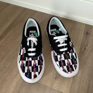 Stranger Things Vans Women’s 7 Men’s 5.5 Low Top Lace Up Sneakers