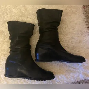 Stuart Weitzman 8 N black slouchy pull on wedge leather boots