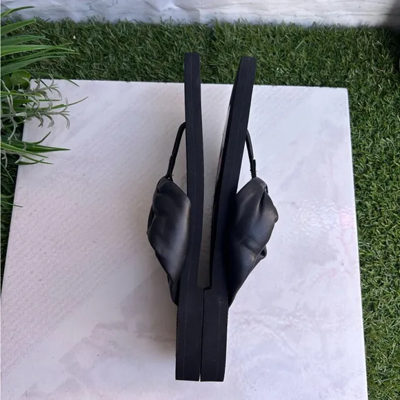 STUART WEITZMAN Cassie Flip Flop black new $250 women size 7