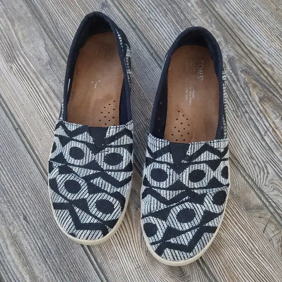 Toms Black &amp; White Pattern Stitched Fabric Slip On Slide Daily Shoes