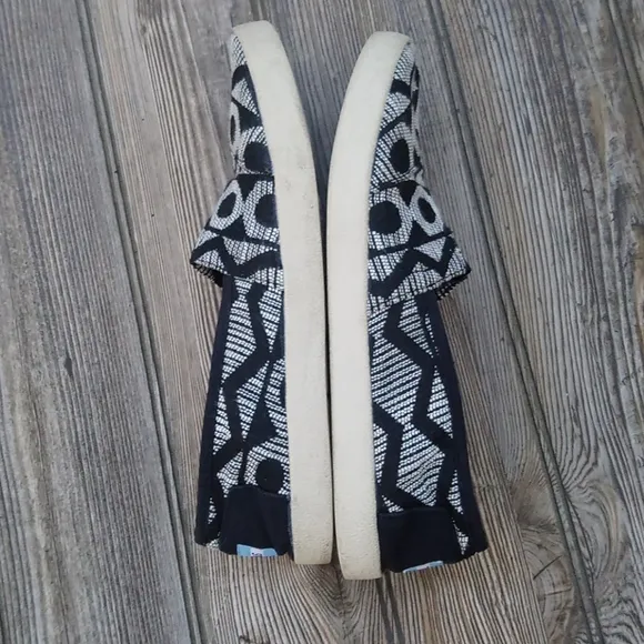 Toms Black &amp; White Pattern Stitched Fabric Slip On Slide Daily Shoes