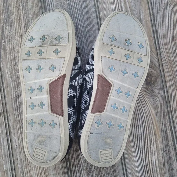 Toms Black &amp; White Pattern Stitched Fabric Slip On Slide Daily Shoes