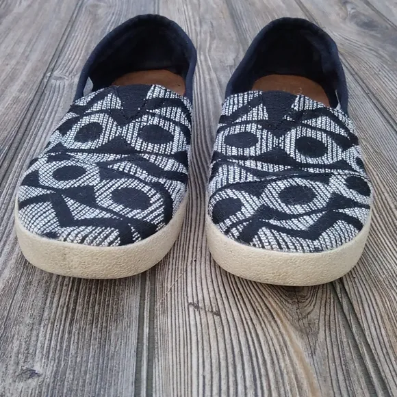 Toms Black &amp; White Pattern Stitched Fabric Slip On Slide Daily Shoes