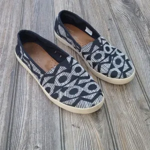 Toms Black &amp; White Pattern Stitched Fabric Slip On Slide Daily Shoes