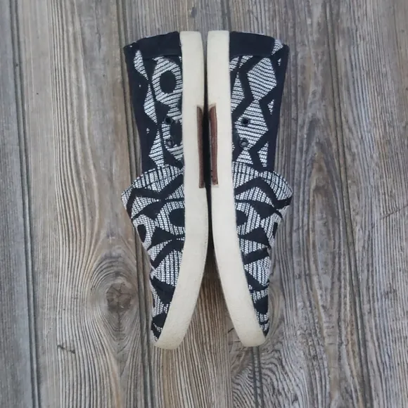Toms Black &amp; White Pattern Stitched Fabric Slip On Slide Daily Shoes