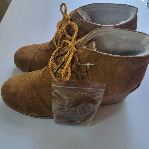 Toms Shoes } Womens Ankle Boots Wedges Faux Fur Lined Size 10