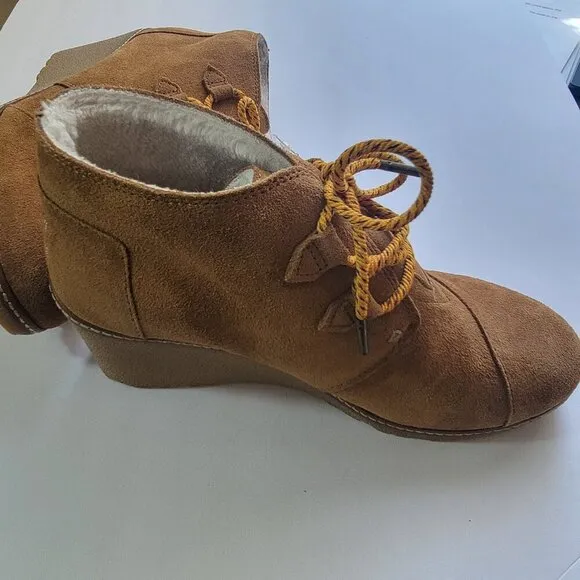 Toms Shoes } Womens Ankle Boots Wedges Faux Fur Lined Size 10