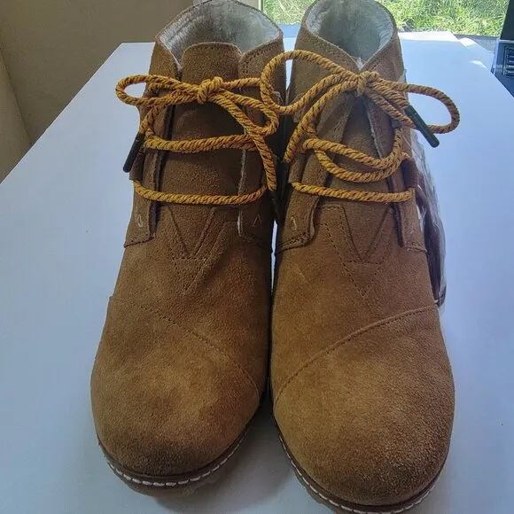Toms Shoes } Womens Ankle Boots Wedges Faux Fur Lined Size 10