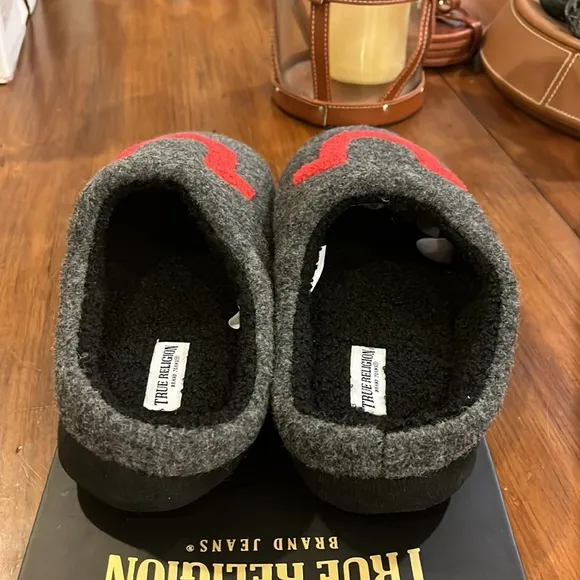True Religion Men’s Slippers House Shoes new grey multiple Medium 9-10