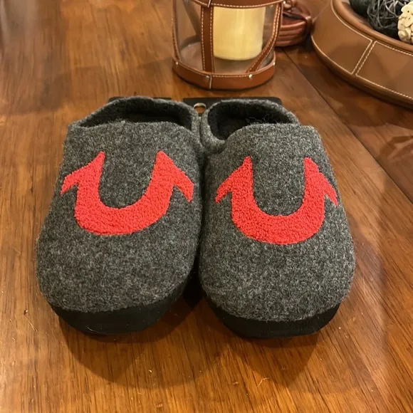 True Religion Men’s Slippers House Shoes new grey multiple Medium 9-10