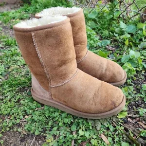 UGG AUSTRALIA - Womens Winter Boots - SIZE 6