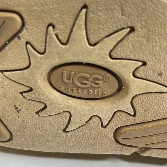 UGG Cargo Pocket 5195 Boots with Buckle Women’s Size 8