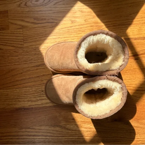 UGG Classic Short II Boot - Toddler / Little Kid - Chestnut
