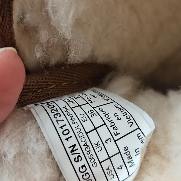 UGG KIDS 4 lace Up Chukka Suede Leather Boots