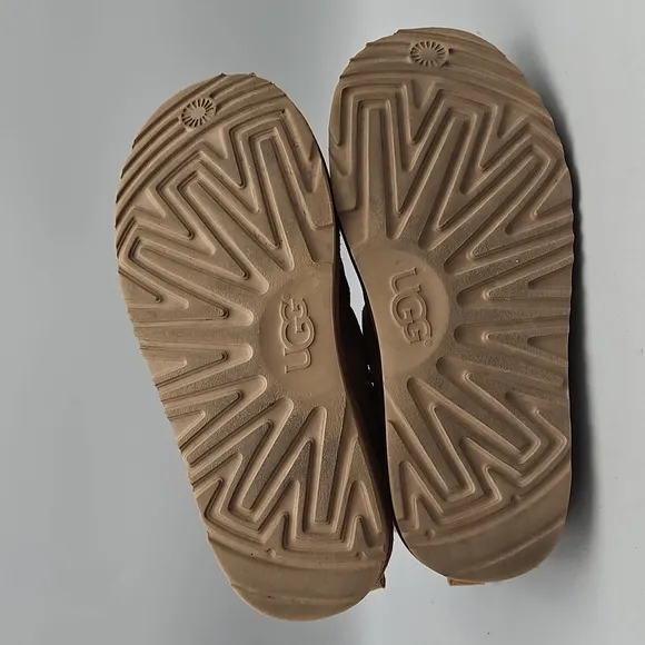 UGG KIDS 4 lace Up Chukka Suede Leather Boots