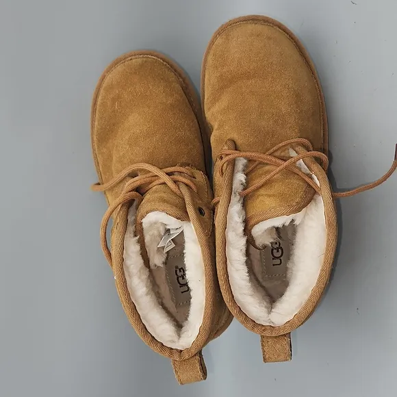 UGG KIDS 4 lace Up Chukka Suede Leather Boots