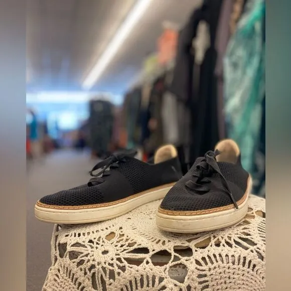 UGG Ladies 10 Black Mesh Walking Shoes