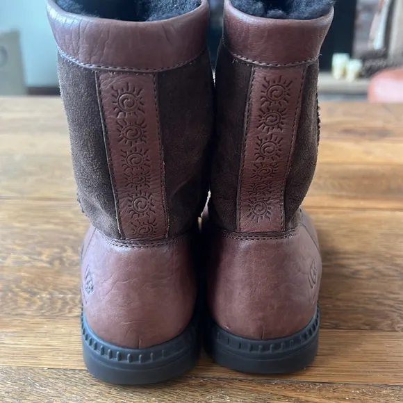 UGG Leather boots size 3 🤎