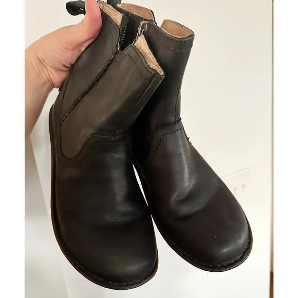 Ugg Neevah Boots leather shearling sz 9 black excellent condition warm comfort