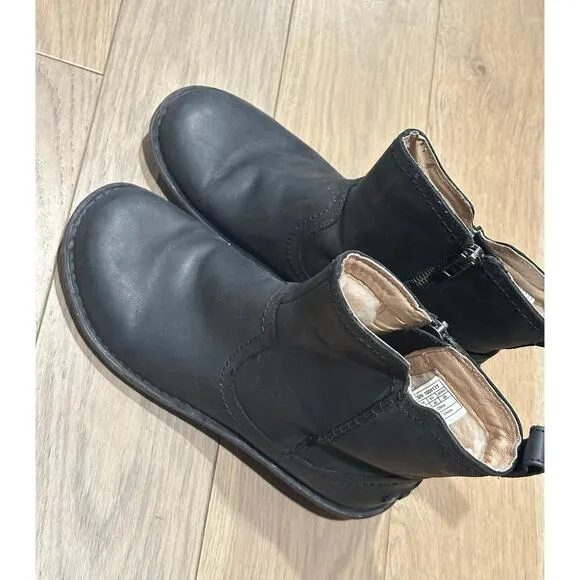 Ugg Neevah Boots leather shearling sz 9 black excellent condition warm comfort