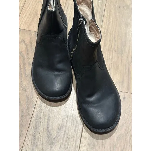 Ugg Neevah Boots leather shearling sz 9 black excellent condition warm comfort