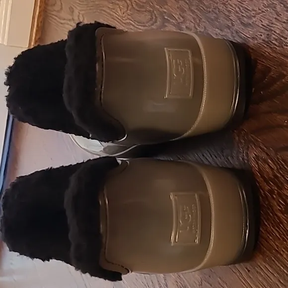 UGG Raincloud Clear Waterproof Boot, size 9, cozy and warm