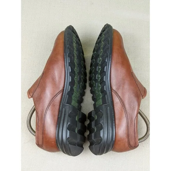 UGG Womens 7 Brown Leather Sheepskin Lined Zip Up Low Top Shoes