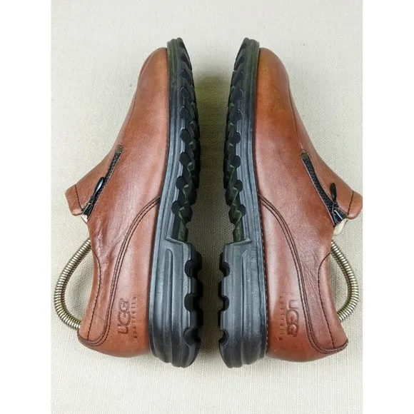 UGG Womens 7 Brown Leather Sheepskin Lined Zip Up Low Top Shoes