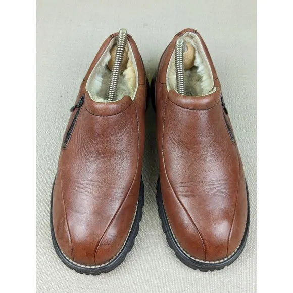 UGG Womens 7 Brown Leather Sheepskin Lined Zip Up Low Top Shoes