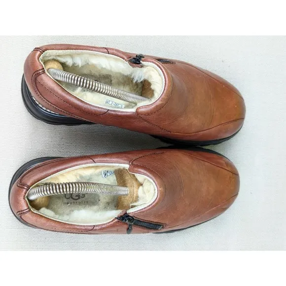 UGG Womens 7 Brown Leather Sheepskin Lined Zip Up Low Top Shoes