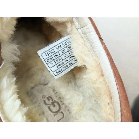 UGG Womens 7 Brown Leather Sheepskin Lined Zip Up Low Top Shoes