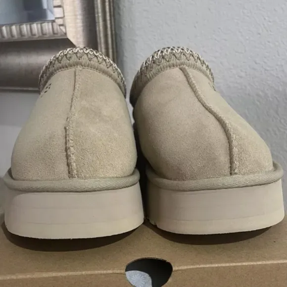 🌸🌼💖UGG Women's Tan and Brown Slippers🐞
