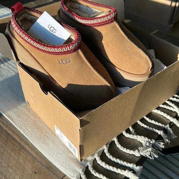 UGG Women’s Tazz slippers