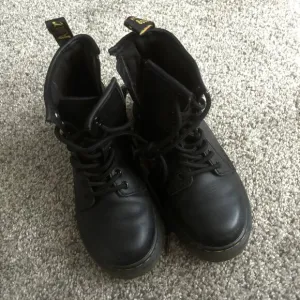 Unisex  Dr. Martens1460 Softy T Leather Lace Up Boots in Black Youth Size 13