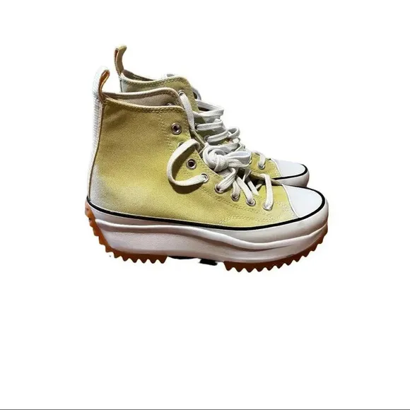 Unisex Run Star Hike Platform Converse sneakers.