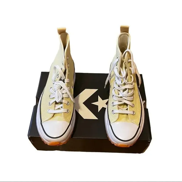 Unisex Run Star Hike Platform Converse sneakers.