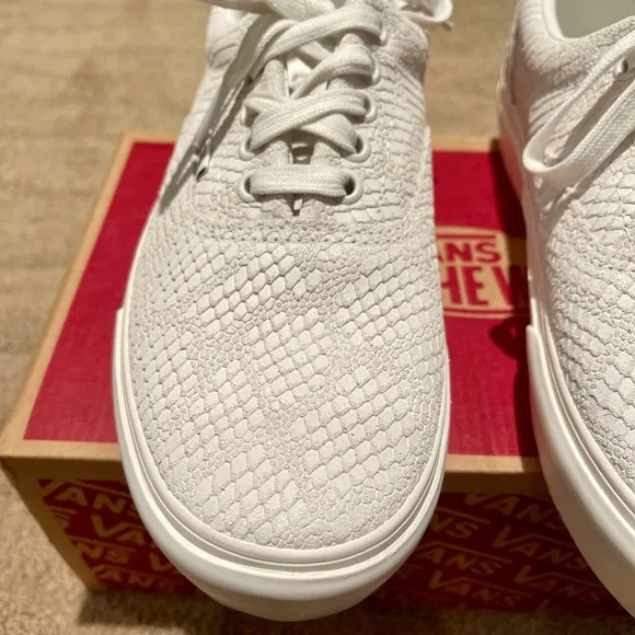 🐍VANS Era Platform Animal Embossed Sneakers White  - Size 9 - NWOT🐍