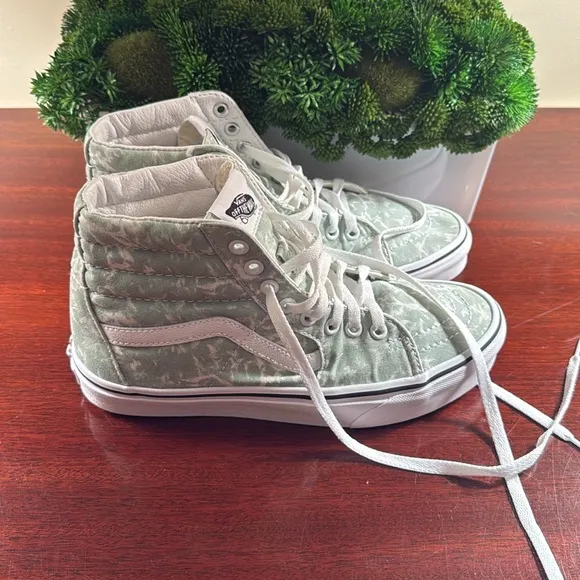 Vans Green &amp; White High-Top Sneakers. Women’s Size 8. Excellent Condition