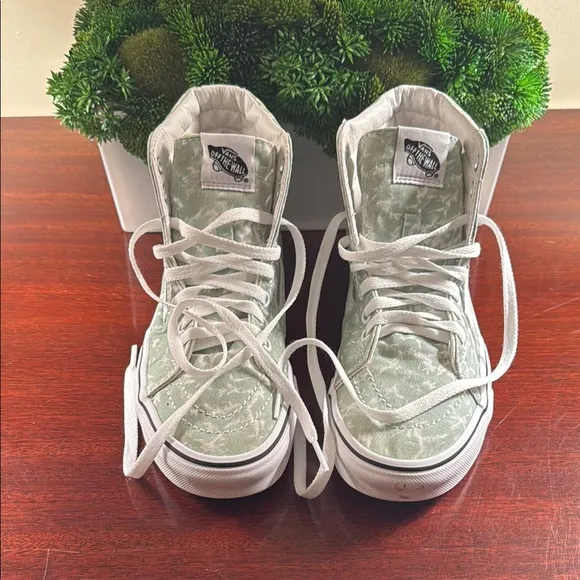Vans Green &amp; White High-Top Sneakers. Women’s Size 8. Excellent Condition