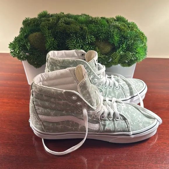 Vans Green &amp; White High-Top Sneakers. Women’s Size 8. Excellent Condition