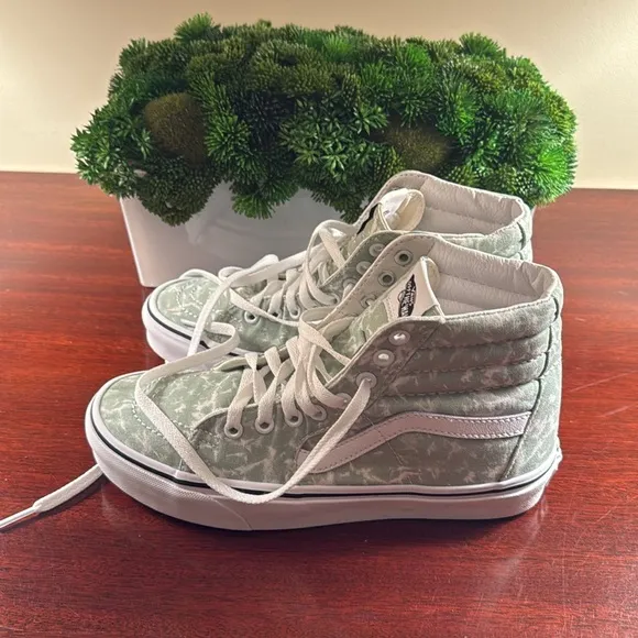 Vans Green &amp; White High-Top Sneakers. Women’s Size 8. Excellent Condition
