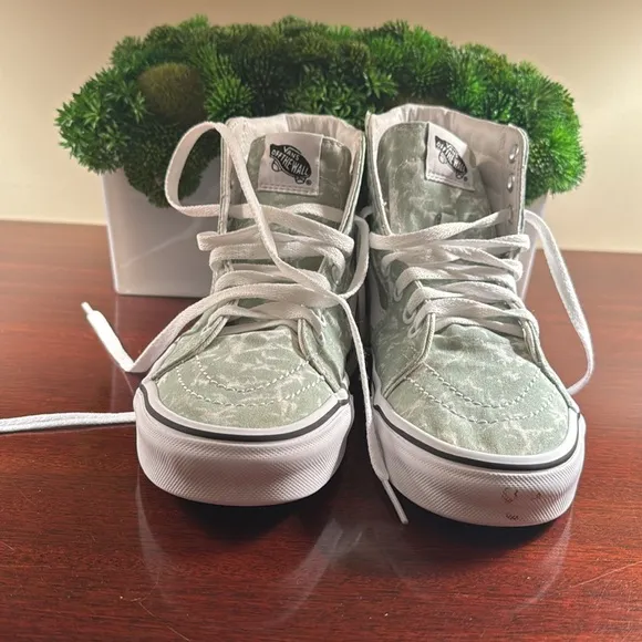Vans Green &amp; White High-Top Sneakers. Women’s Size 8. Excellent Condition