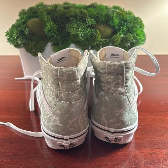 Vans Green &amp; White High-Top Sneakers. Women’s Size 8. Excellent Condition