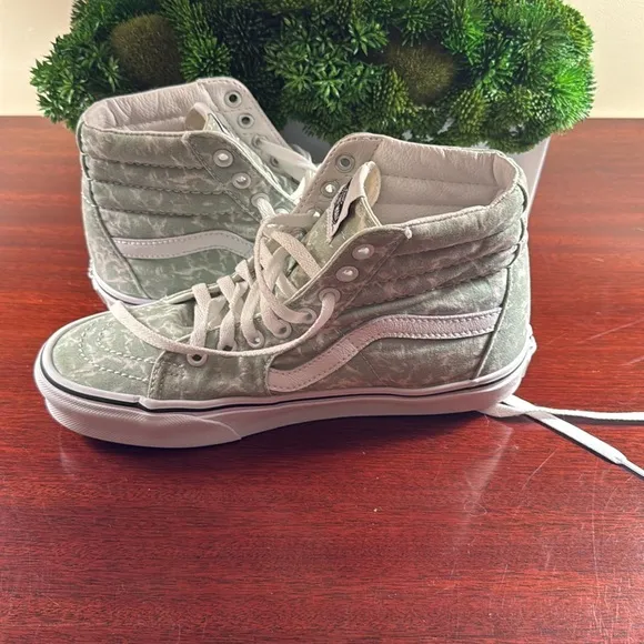 Vans Green &amp; White High-Top Sneakers. Women’s Size 8. Excellent Condition